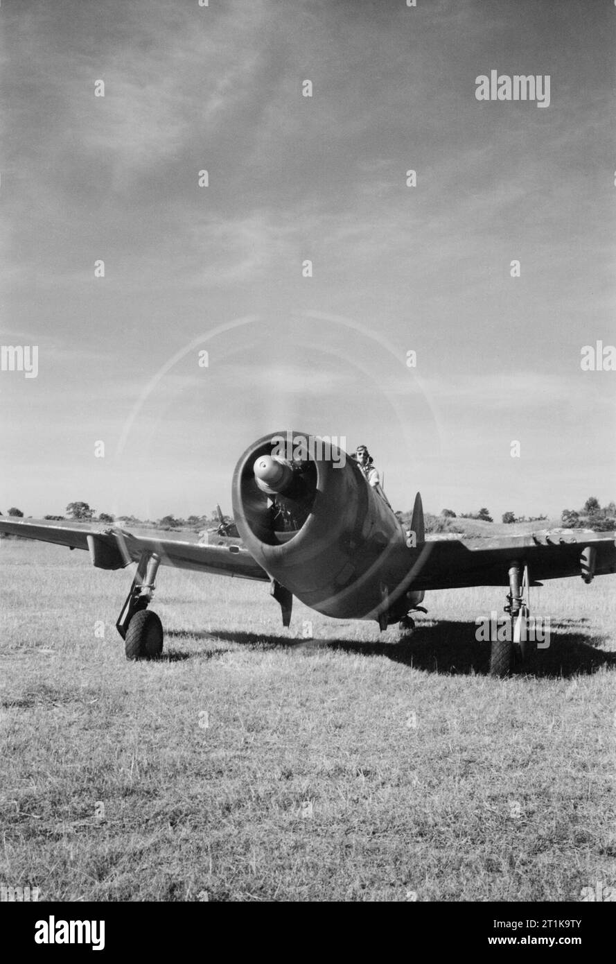 Opérations de la Royal Air Force dans l'Extrême-Orient, 1941-1945. Un pilote canadien, le Lieutenant P Cummings 'slim' Walker de No 134 Squadron RAF, taxis dehors pour une sortie dans sa République marque Thunderbolt à Ratnap J, Birmanie. Banque D'Images