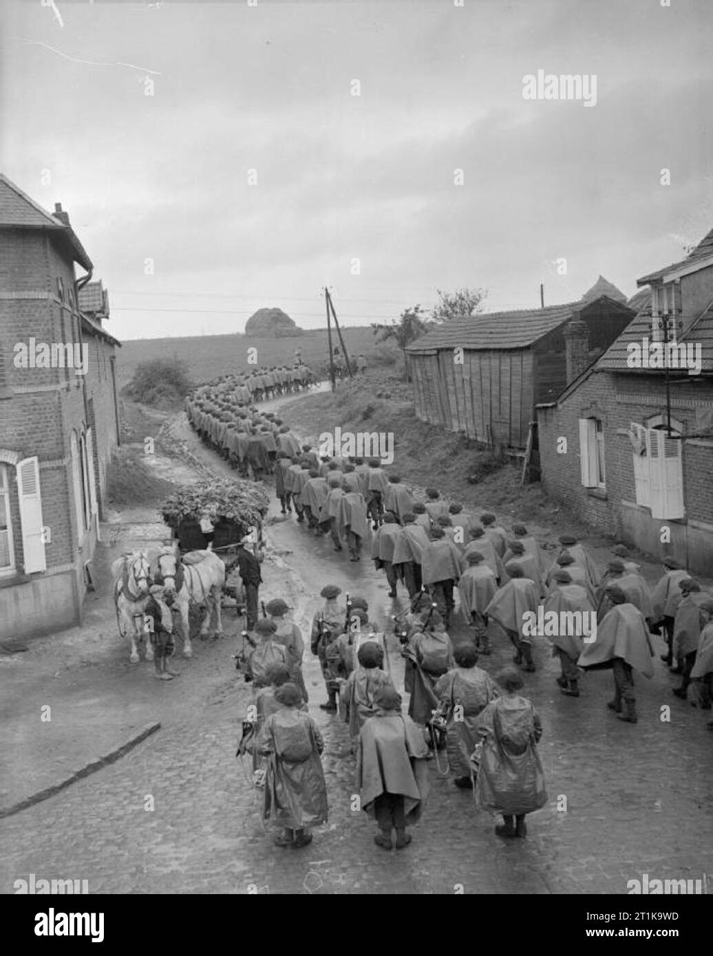 L'Armée britannique en France 1939 1er Bataillon du Royal Irish Rifles mars à Gavrelle sous la pluie battante, 17 octobre 1939. Banque D'Images