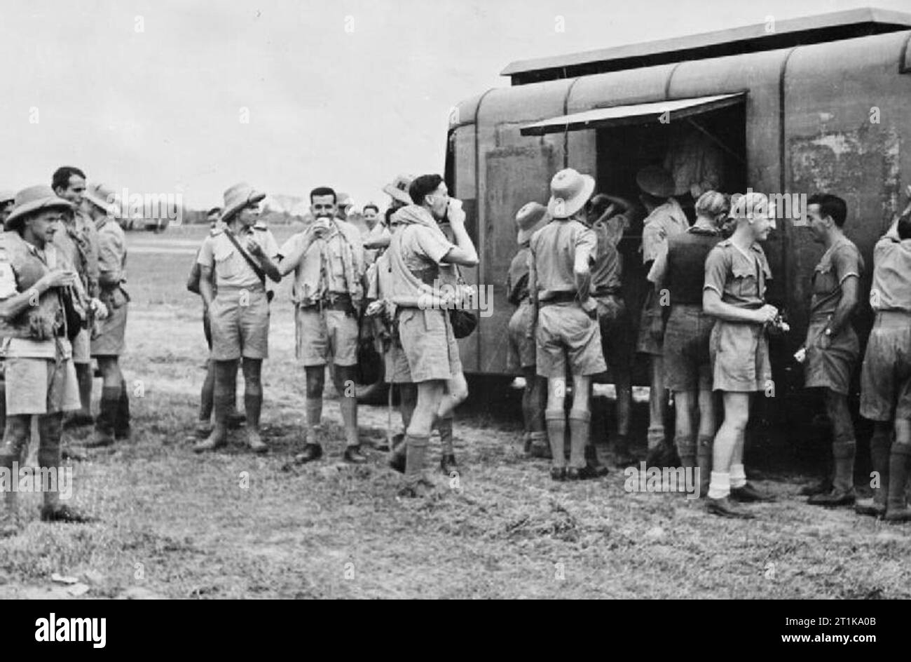 Opérations de la Royal Air Force dans l'Extrême-Orient, 1941-1945. Les équipes au sol et l'air du no 62 Squadron RAF de prendre un rafraîchissement à l'un de Lady Mary Herbert's mobile cantines à Chaklala, Inde. Banque D'Images