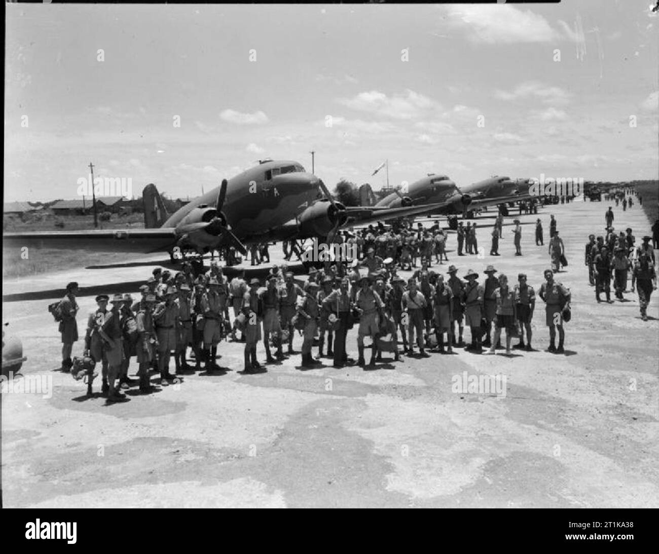 Opérations de la Royal Air Force dans l'Extrême-Orient, 1941-1945. Libéré des prisonniers de guerre dans des camps en Thaïlande, en attendant l'embarquement Douglas Dakota du Commandement du transport aérien de la RAF à l'aérodrome de Don Muang, Bangkok, pour leur vol à Rangoon, Birmanie. Banque D'Images