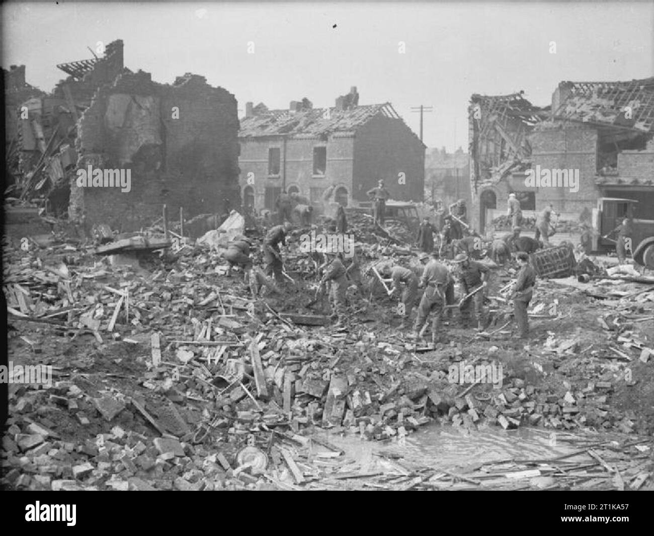 Les dégâts de raid aérien au Royaume-Uni 1939-1945 Les troupes britanniques de l'ouest de l'élimination de la commande de dommages à la bombe à Birkenhead, Cheshire, 15 mars 1941. Banque D'Images