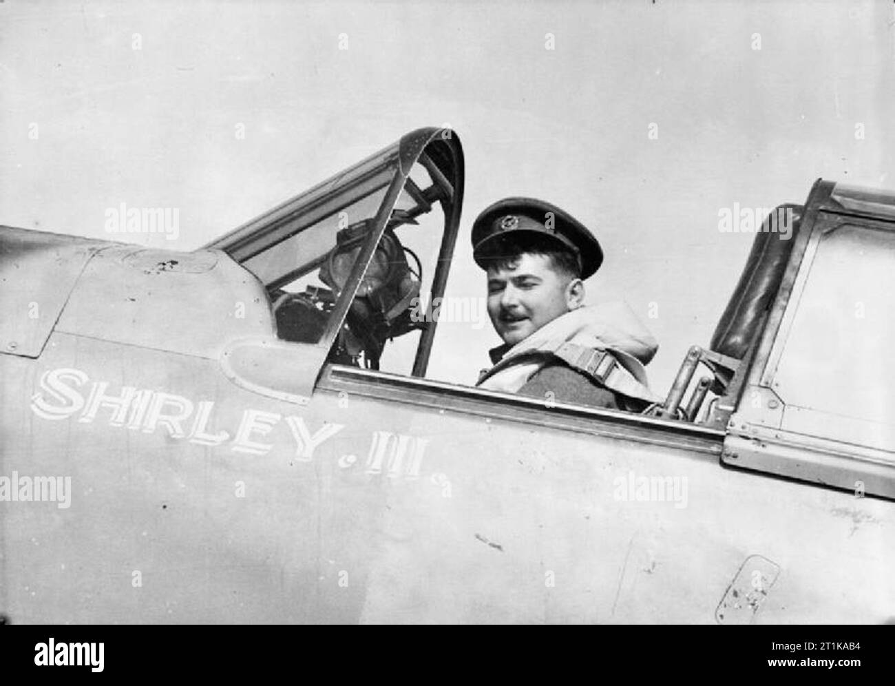 Opérations de la Royal Air Force au Moyen-Orient et en Afrique du Nord, 1939-1943 Lieutenant Robin pare du No. 5 Squadron SAAF, assis dans le cockpit de son Curtis Tomahawk 'Shirley III' au LG 121, en Égypte. Pare rejoint la Force permanente sud-africaine et fréquente le Collège militaire en tant que cadet. Il a été commissionné dans la SAAF en avril 1940 et affecté au No. 1 Squadron SAAF, participant à des actions au-dessus de l'Afrique de l'est jusqu'en avril 1941. Après une période comme instructeur dans l'Union, il rejoint le 5e escadron en décembre 1941. Il est promu commandant du vol B le 31 mai 1942, mais est abattu et tué par Oberleu Banque D'Images