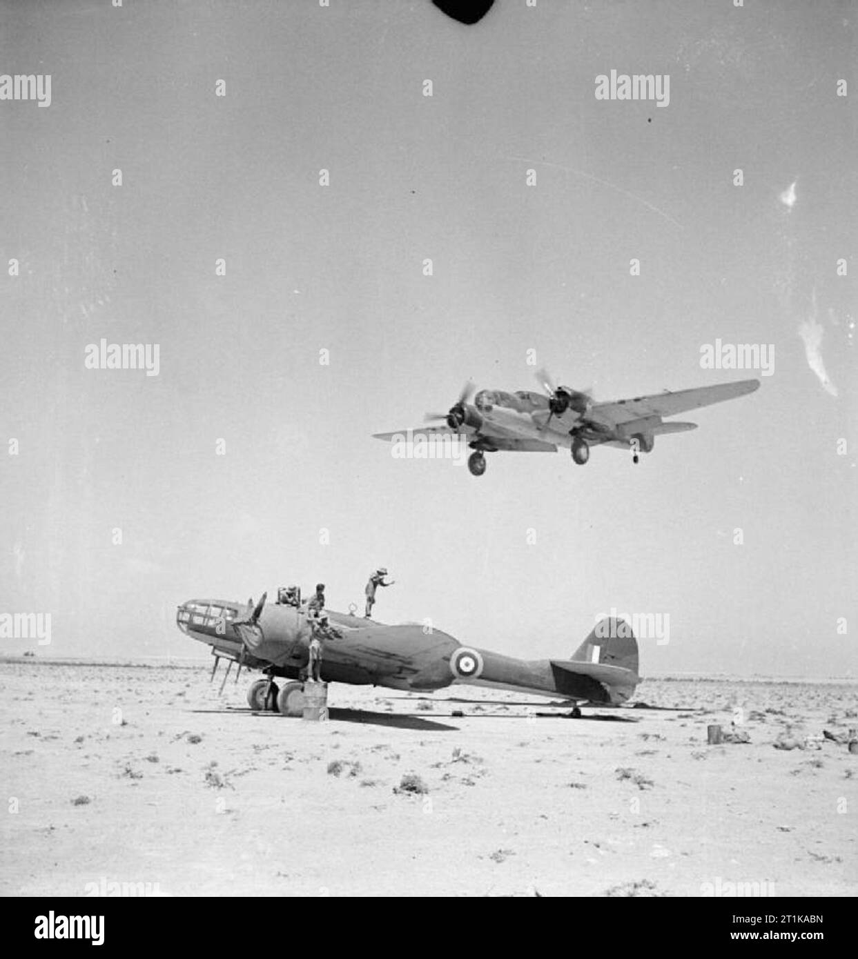 Opérations de la Royal Air Force au Moyen-Orient et en Afrique du Nord, 1939-1943. Le Maryland Mark II, AH284, du no 39 Squadron RAF, subit l'entretien sur un terrain d'atterrissage dans le désert occidental comme un autre avion revient d'un vol de reconnaissance. Banque D'Images