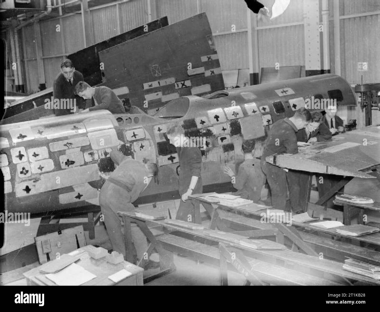 Royal Air Force Commande Formation technique, 1940-1945. Les apprentis apprennent à faire des réparations à un fuselage d'un Bristol Blenheim dans les ateliers au n°1 de l'École de formation technique, Halton, dans le Buckinghamshire. Banque D'Images