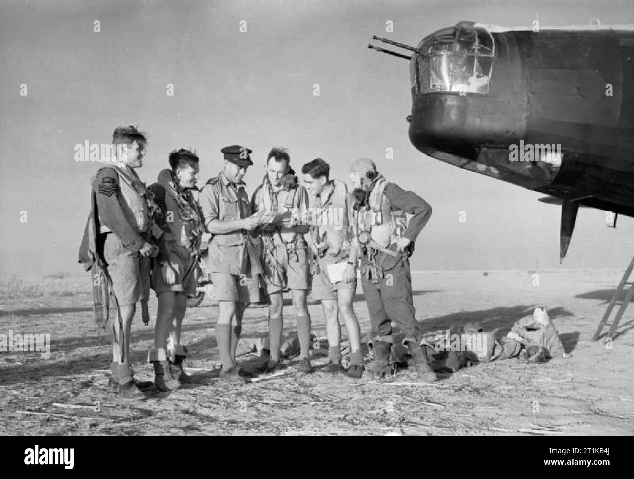 L'équipage d'un Vickers Wellington Mark X de n° 150 Squadron RAF recevoir un briefing final de leur commandant de vol avant de décoller de Kairouan, Tunisie, pour un raid sur des cibles dans la région de Salerne le jour avant le débarquement des Alliés, il y a (opération Avalanche). Sur la photo, sont (de gauche à droite) : Sergent J Umbers de Coulsdon, Surrey, (opérateur sans fil/mitrailleur) Sergent J Baxter de l'Ayrshire, Ecosse, (Bombardier) Le chef d'Escadron E LE P Langlois de Clarence Park, Australie du Sud, (Commandant, 'A') de vol Flight Sergeant S S M Tunstall de Boonah, Queensland, Australie, (pilote) Le sergent F D Banque D'Images