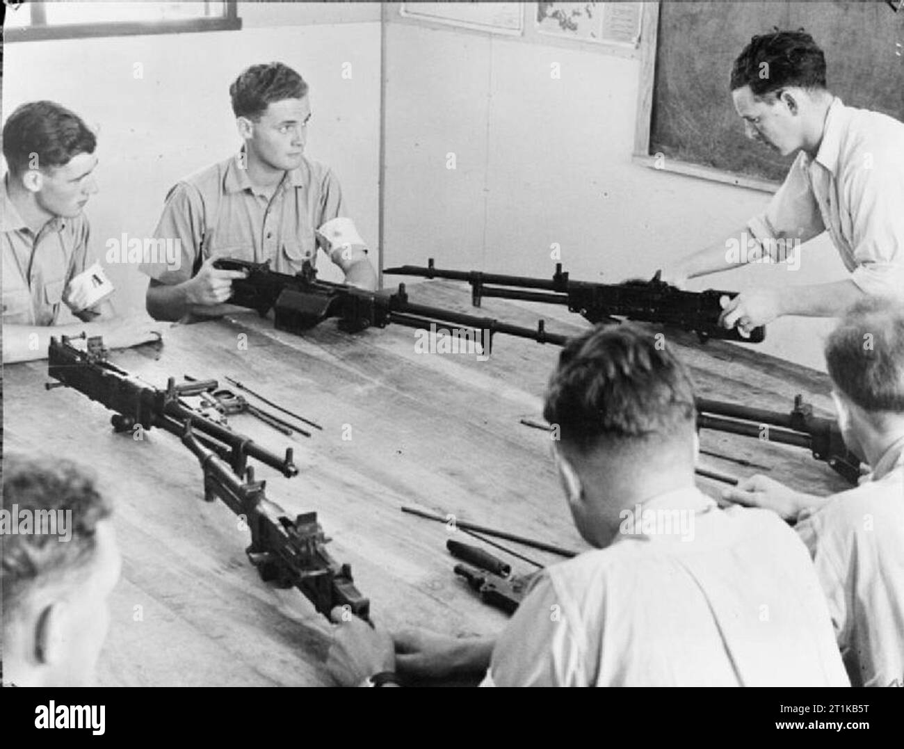 Royal Air Force, le Rhodesian Air Training Group en Rhodésie du Sud, 1941-1945. Un instructeur, le caporal W de Gilligan, Dublin, donne aux élèves une leçon pratique sur le Vickers .303 K-type machine gun à gaz au n°24, d'artillerie et de bombardement de l'École de navigation, Moffat. Banque D'Images