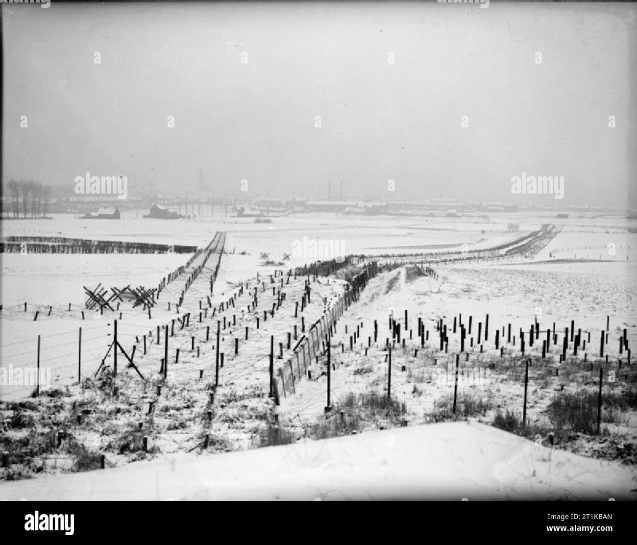 L'Armée britannique en France 1939-1940 obstacles anti-chars traversent les champs couverts de neige près de Menin, 17 Brigade d'infanterie, secteur 21 janvier 1940. Banque D'Images