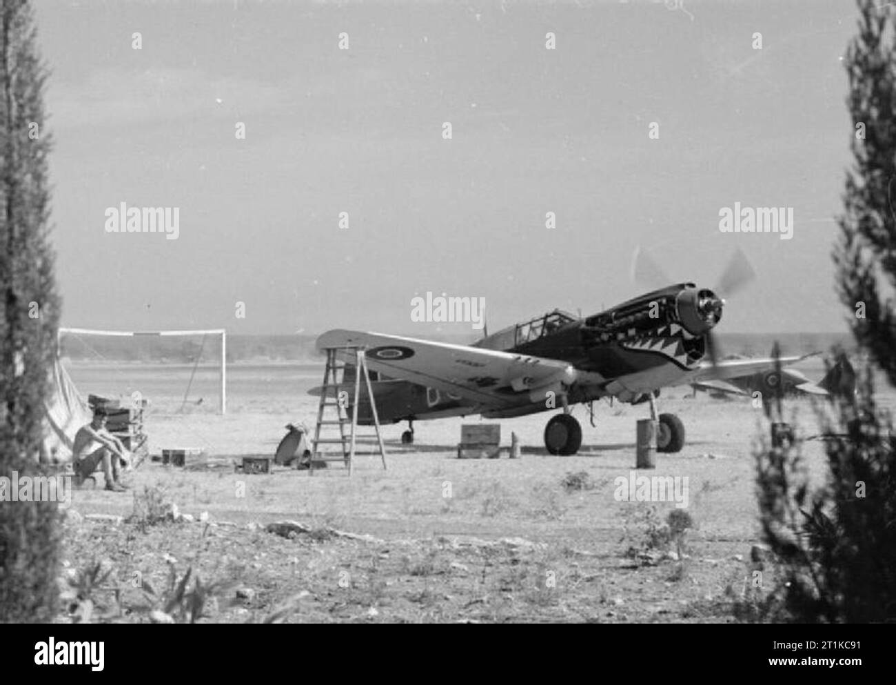 Royal Air Force- l'Italie, les Balkans et le sud-est de l'Europe, 1942-1945. Un Curtiss Kittyhawk Mark III de No 112 Squadron RAF subit un test du moteur à sa dispersion sur le terrain de football à Bari, Italie, (anciennement l'Armée de l'air italienne's 'Umberto di Savoia' airfield) peu après l'arrivée de l'escadron le 24 septembre 1943. Banque D'Images