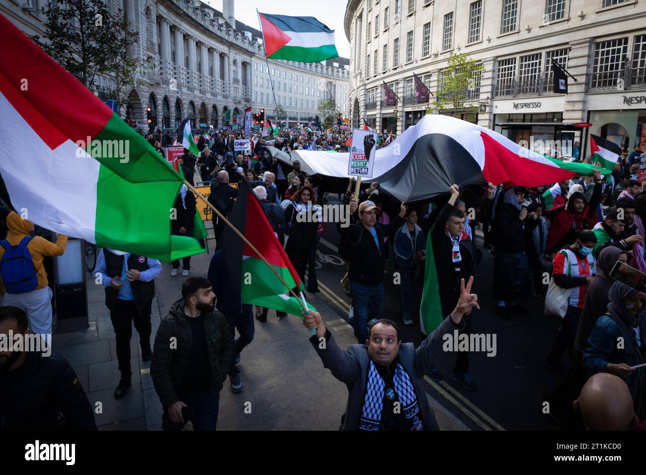 Londres, Royaume-Uni. 14 octobre 2023. Les manifestants avec des banderoles et des pancartes défilent à travers la ville. Des milliers de personnes sont venues en solidarité pour marcher pour la Palestine. Des manifestations ont eu lieu dans le monde entier depuis que le conflit entre Israël et le Hamas a repris il y a une semaine, faisant déjà des milliers de morts depuis son début. Crédit : Andy Barton/Alamy Live News Banque D'Images