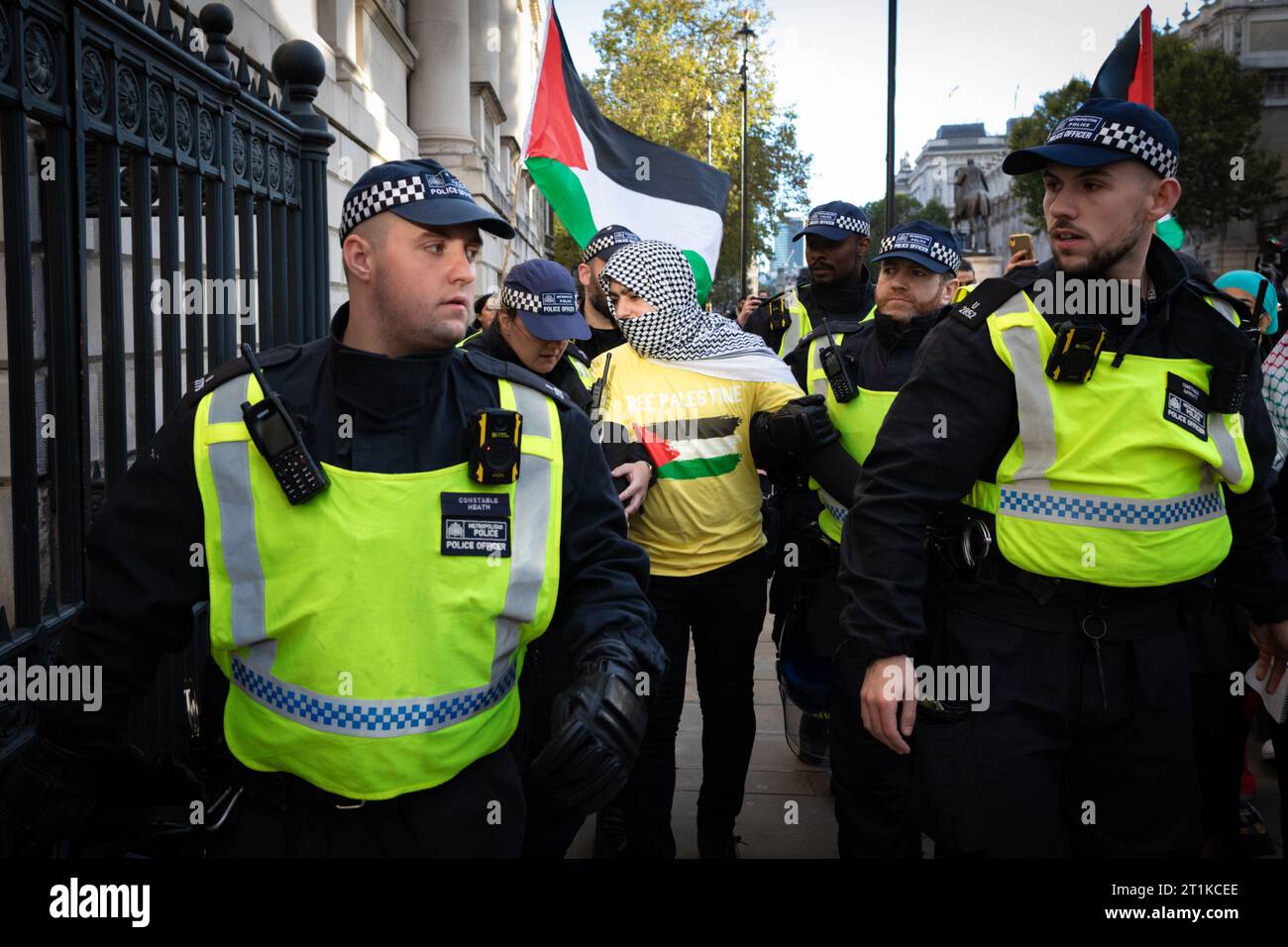 Londres, Royaume-Uni. 14 octobre 2023. Un homme est arrêté pour ne pas avoir enlevé son foulard pendant la manifestation. Des milliers de personnes sont venues en solidarité pour marcher pour la Palestine. Des manifestations ont eu lieu dans le monde entier depuis que le conflit entre Israël et le Hamas a repris il y a une semaine, faisant déjà des milliers de morts depuis son début. Crédit : Andy Barton/Alamy Live News Banque D'Images