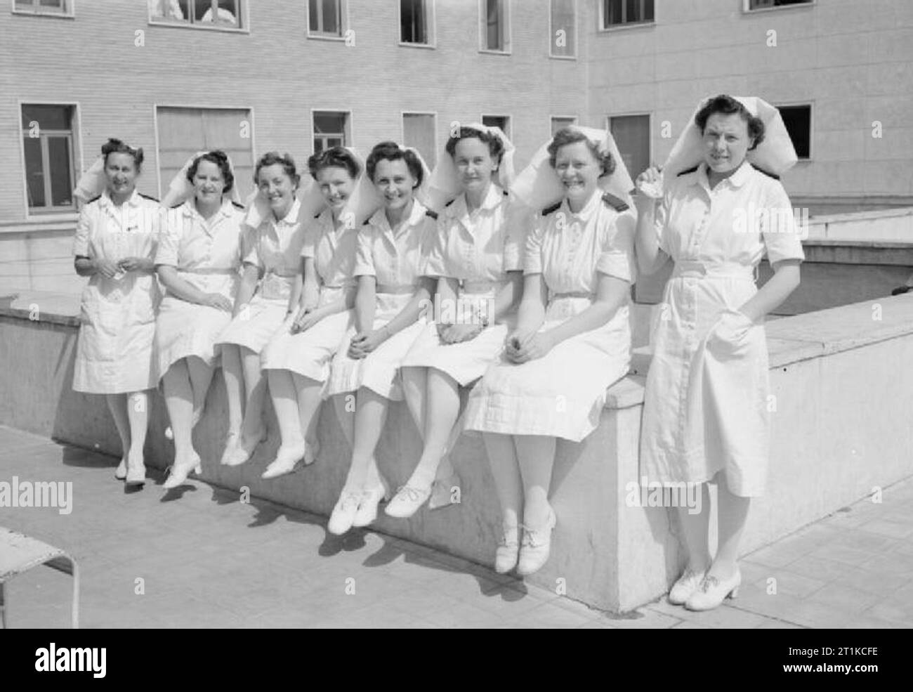 Royal Air Force- l'Italie, les Balkans et le sud-est de l'Europe, 1944-1945. PMRAFNS nursing sisters, qui a aidé à fonder le premier hôpital de la RAF statique en Afrique du Nord, n° 1 de l'Hôpital général de la RAF à Carthage, qu'on voit ici dans l'ancienne maison de convalescence à Torre del Greco, près de Naples, d'où l'hôpital déménage sur le franchissement de l'Italie en décembre 1943. De gauche à droite, ils sont : l'infirmière militaire V M Ashworth de Rickmansworth, Herts, infirmières, j'Illingworth de Carlisle, G Lewis de Pontardawe, J E Daly de Ennis, dans le comté de Clare, R V M Hullis d'Ipswich, Suffolk, H C Brown d'Aberdeen, H W Cur Banque D'Images