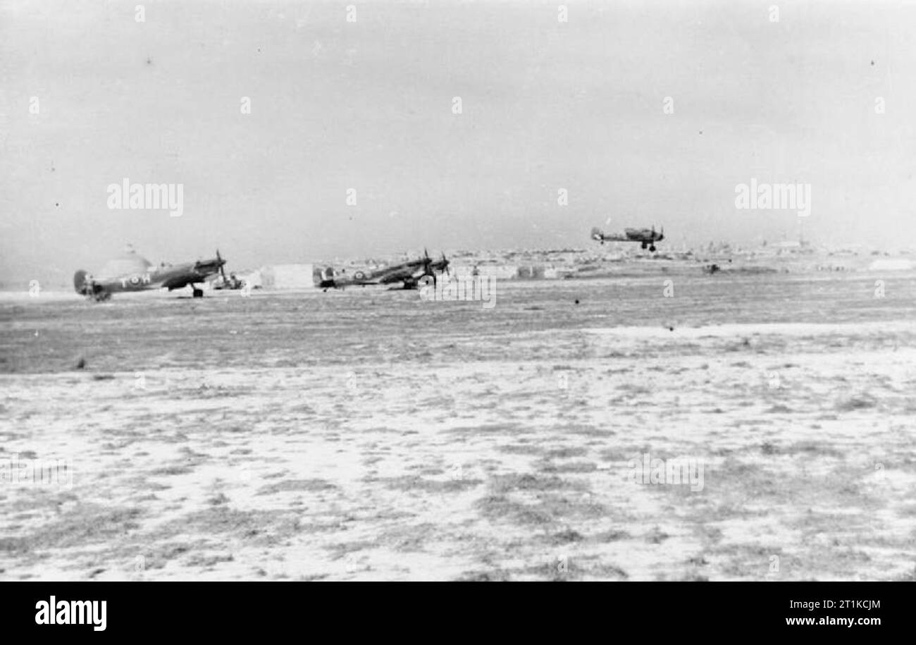 Royal Air Force- Opérations à Malte, Gibraltar et la Méditerranée, 1940-1945. Une section de trois Spitfire Supermarine marque VC(T)s de No 249 Squadron RAF attend à volonté par la piste principale à Ta Kali, Malte, comme un Bristol Beaufighter arrive sur terre. Banque D'Images