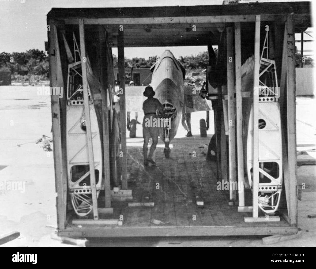 Royal Air Force- Afrique de l'Ouest, 1941-1945. Le fuselage d'un Hawker Hurricane est tiré hors de sa caisse d'emballage pour l'Assemblée générale à Takoradi, Côte d'Or, après avoir été expédiés du Royaume-Uni. Les ailes, tailplanes et l'hélice peut être vu dans les parties latérales de la caisse. Une fois assemblé, l'avion ont été ensuite transportés à l'Egypte sur la Route de renfort de l'Afrique de l'Ouest. Banque D'Images