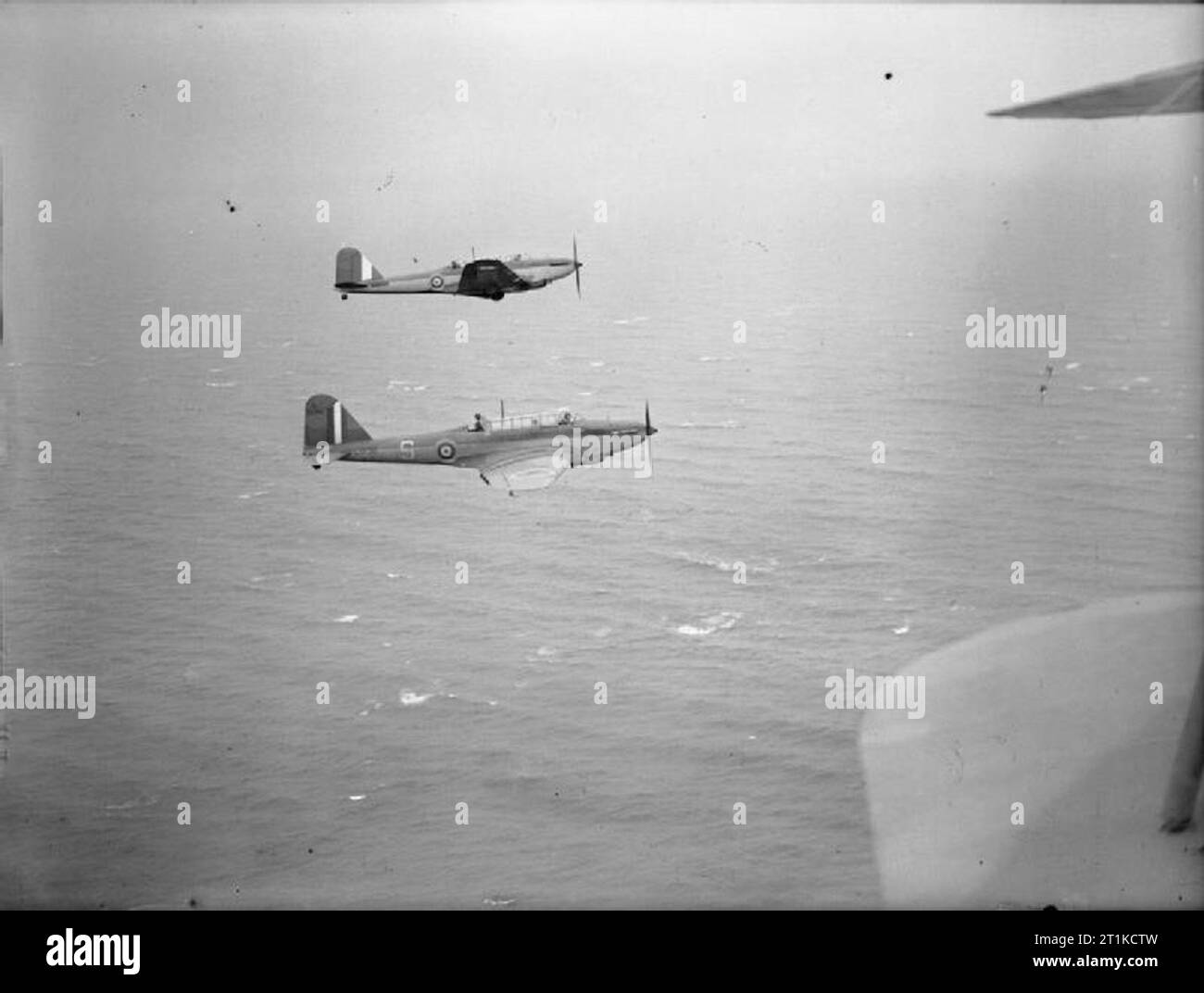 Les avions de la Royal Air Force 1939-1945- Fairey Battle. Bataille marque est, L5136 &# 145;S&# 146 ; et N2045, de bombardement et de tir n° 9 à l'école, Caernarvonshire Penrhos, en vol sur la baie de Cardigan. Banque D'Images