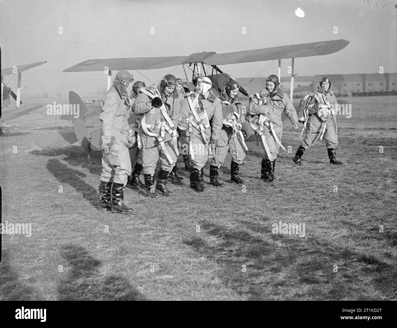 L'Air Transport Auxiliary, 1939-1945. Les premiers pilotes de la la section Marche des femmes pilotes nouvellement passé rempli de Havilland Tiger Moth en attente de livraison de leurs parts à Hatfield, Hertfordshire. Ils sont, (droite à gauche) : Mlle Pauline Gower, Commandant de la Section des femmes, Miss M Cunnison (en partie dans l'ombre), Mme Paul Crossley, l'Honorable Mme Fairweather, Miss Mona Friedlander, Mlle Joan Hughes, Mme G Paterson et Mlle Rosemary Rees. Banque D'Images