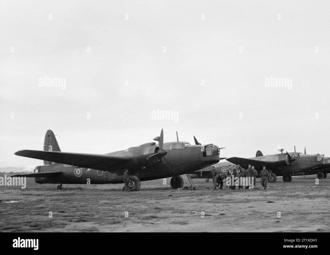 Royal Air Force- l'Italie, les Balkans et l'Europe du sud-est, 1942-1945. Un équipage du No 40 Squadron RAF recueillir par leur Vickers Wellington Mark X à Foggia, Italie, principal avant de partir pour une mission de bombardement de nuit. Banque D'Images