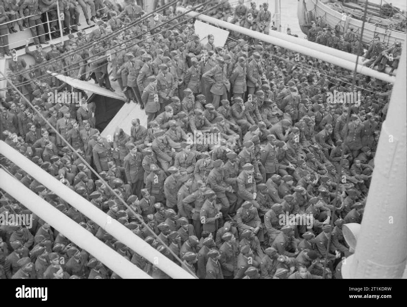 Les Antillais en Grande-Bretagne durant la Seconde Guerre mondiale, les Antillais dans la Royal Air Force : un contingent d'un millier de volontaires de l'écoute d'une adresse par le Commodore de l'air T E B Howe sur le pont de leurs troupes, peu après son arrivée à Liverpool, en Angleterre. Banque D'Images