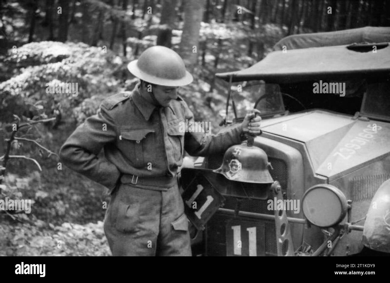 L'Armée britannique en France 1940 Un soldat de la 51e Highland Division allemande, montre son casque d'acier fixée à l'avant de son camion, Bresle salon, 6 - 8 juin 1940. Banque D'Images
