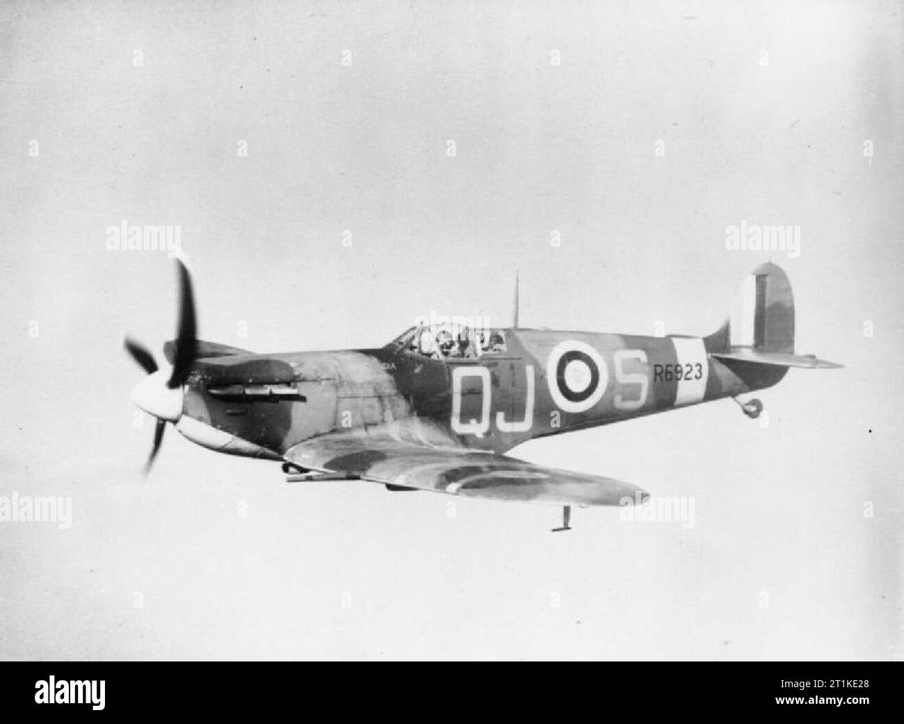 Avion de la Royal Air Force, 1939-1945- Supermarine Spitfire. Spitfire Mark VB, R6923 ?QJ-S?, du No. 92 Squadron RAF basé à Biggin Hill, Kent, en vol. Le R6923 était à l'origine un Mark I, converti en Mark V après avoir servi avec le No. 19 Squadron et le No. 7 Operational Training Unit en 1940. Il a été abattu au-dessus de la mer par un Messerschmitt BF 109 le 22 juin 1941 Banque D'Images