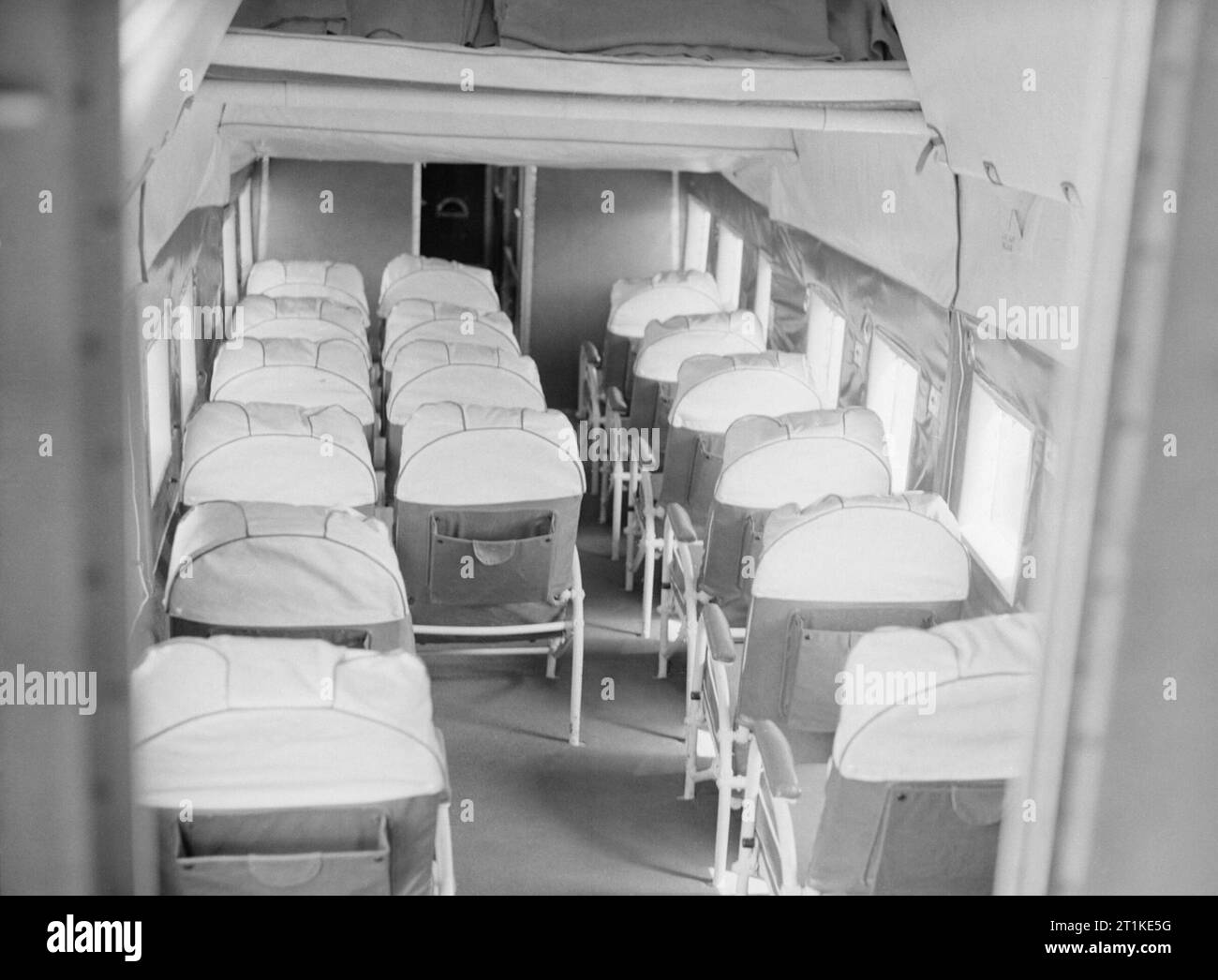 Des avions américains dans la Royal Air Force Publique 1939-1945- Consolidated Liberator. L'intérieur de la cabine principale de LB-30 Liberator, AL504', l'avion de transport personnelle du Premier Ministre, a photographié à Northolt, Middlesex, de retour au Royaume-Uni, à la suite de modification et de révision complète par les États Aircraft Company à San Diego, Californie. Le fuselage a été prolongée de sept pieds et l'intérieur a été meublé pour accueillir 20 passagers avec des lits superposés et d'une canalisation d'intendants. Cette vue montre la cabine principale avec les couchettes rangés. Banque D'Images