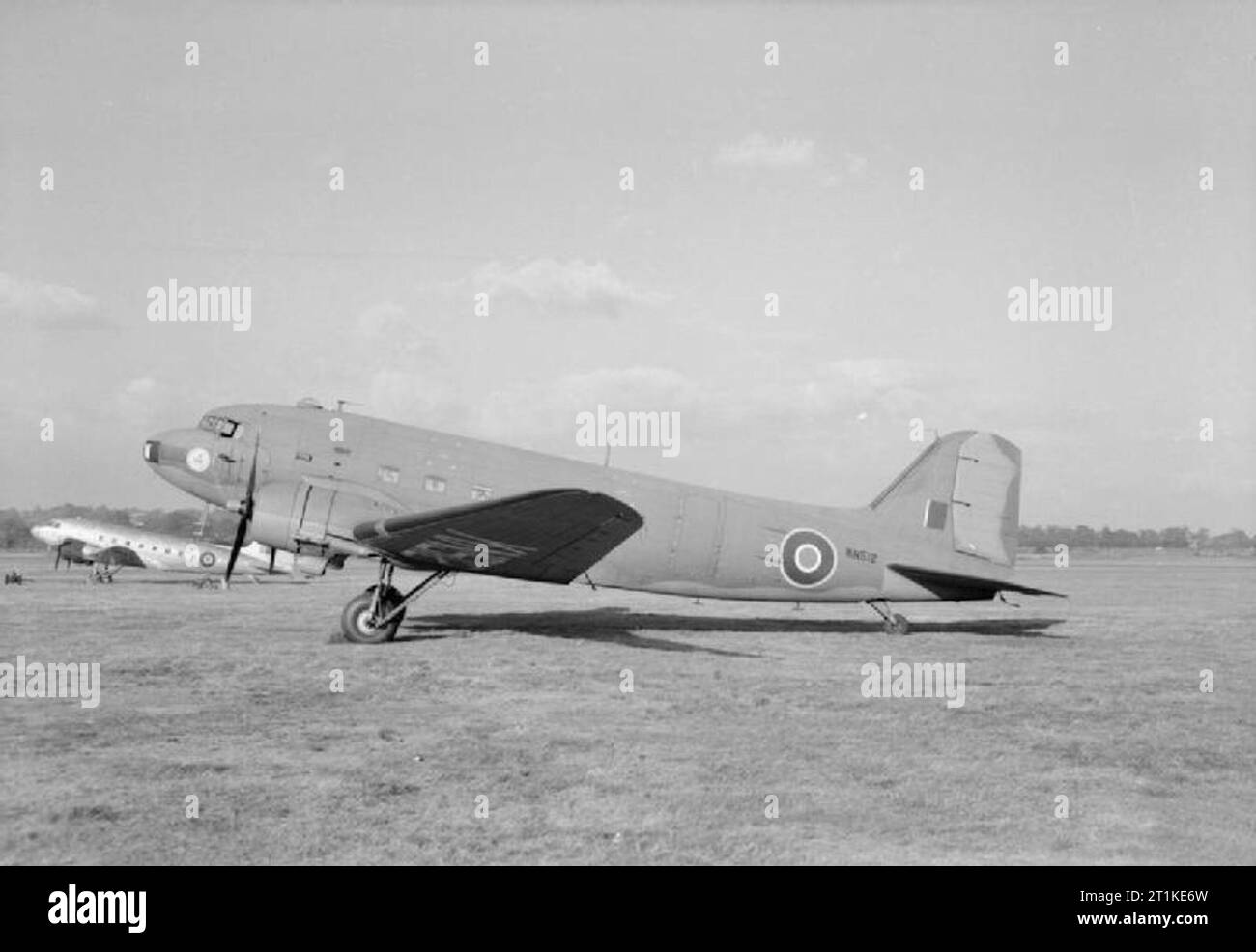 Des avions américains dans la Royal Air Force Publique- Douglas Dakota. Mark IV, Dakota KN512, du no 24 Squadron RAF, stationné à Hendon, Middlesex. L'aéronef est camouflé mais assume le commandement du Transport aérien de l'après-guerre ; c.-à-d. le numéro est peint sur la face inférieure des ailes, et l'insigne du Commandement du transport aérien et des aéronefs callsign sont affichées sur le nez. Banque D'Images