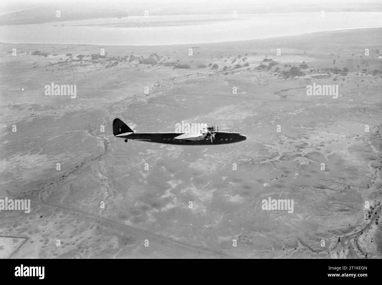 British Overseas Airways Corporation et Qantas, 1940-1945. Armstrong Whitworth Ensign Mark II, G-ADSV 'Explorer', de la BOAC encerclant d'atterrir à Khartoum, Soudan. Dans l'arrière-plan est le Nil. Banque D'Images