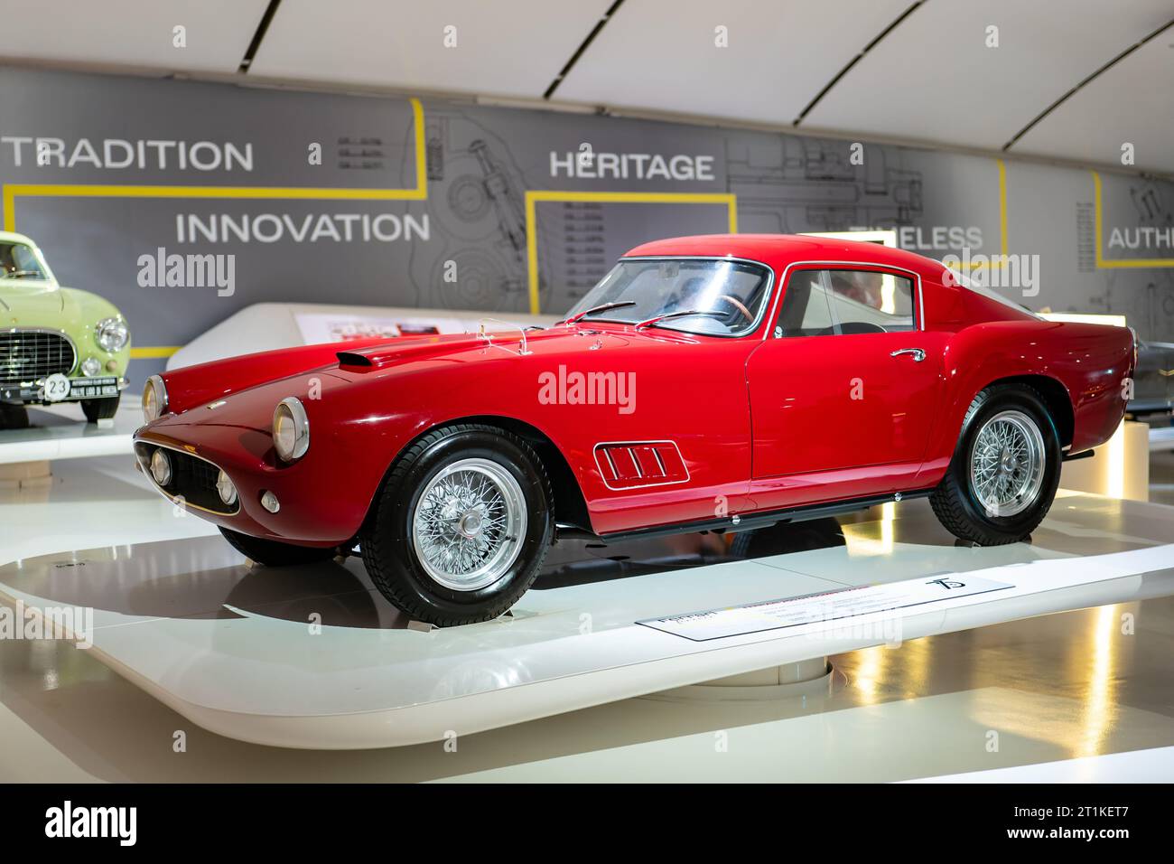 MODÈNE, ITALIE - 21 AVRIL 2022 : Ferrari 250 GT Competizione voiture de course rouge au Musée automobile de Modène, Italie Banque D'Images