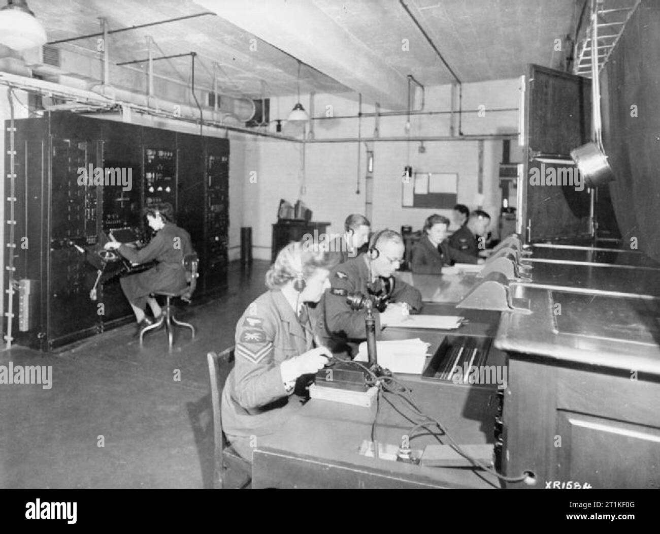 Royal Air Force, 1939-1945 Accueil de la chaîne Radar : CH receveur prix lors d'une station de la côte Est, montrant l'un des deux récepteurs RF7 (à gauche) et la marque de la console 3 (droit) en cours d'utilisation. C'est typique de la fin de la guerre, stations CH qui avait été semi-automatisé par l'utilisation d'un calculateur analogique appelé le "fruit machine". Sur la gauche, la main de l'opérateur radar repose sur le goniomètre contrôle, ce qui lui a permis de changer la direction du récepteur sensible afin de déterminer l'influence de la cible. Un contrôle supplémentaire fixé un pointeur électronique sur l'écran, le 'strobe', à mentir sur Banque D'Images