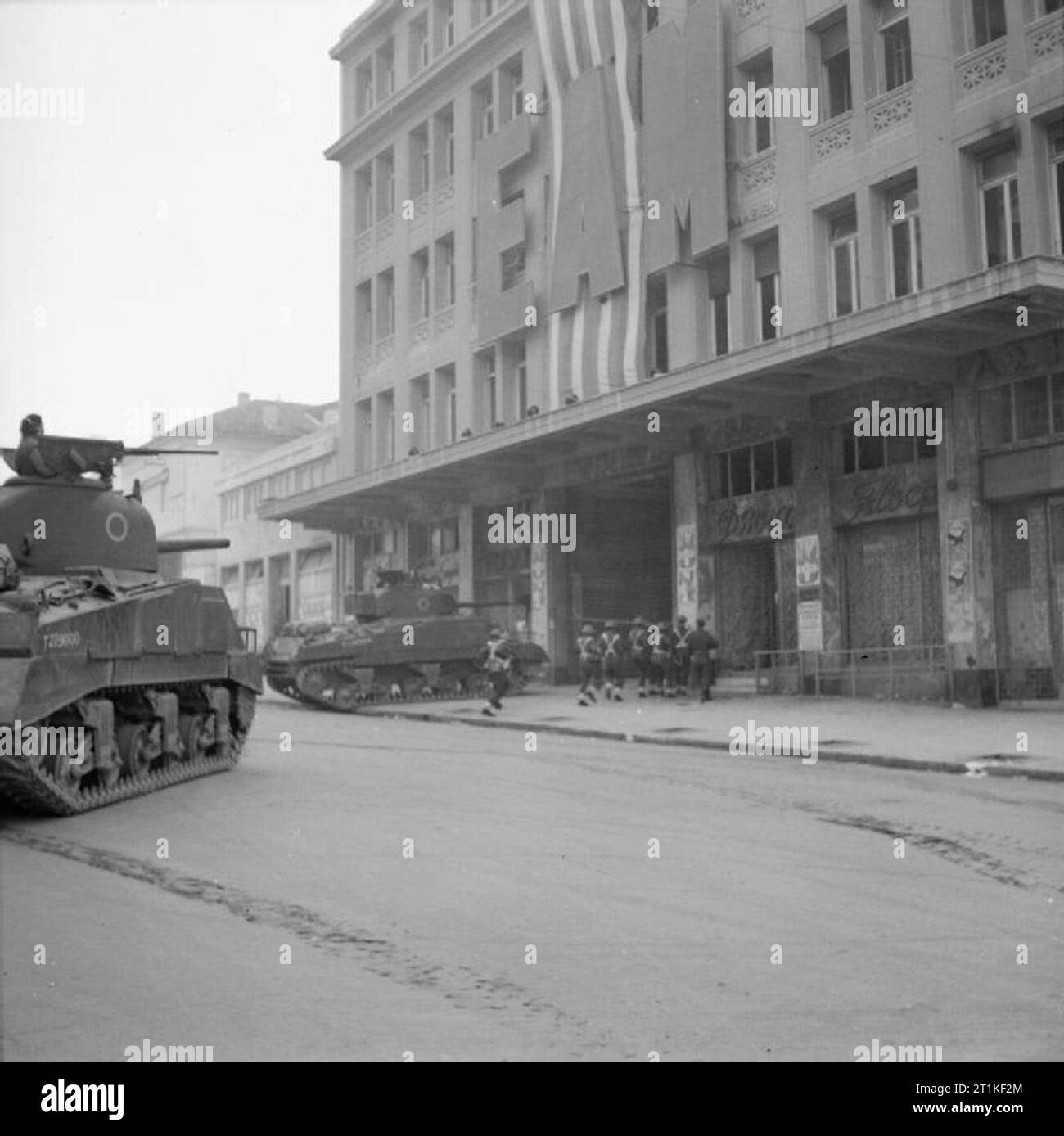 L'Armée britannique en Grèce 1944 chars Sherman et des troupes du 5e Bataillon de parachutistes (Scots), 2e brigade de parachutistes, au cours d'opérations contre des membres d'ELAS à Athènes, 6 décembre 1944. Banque D'Images