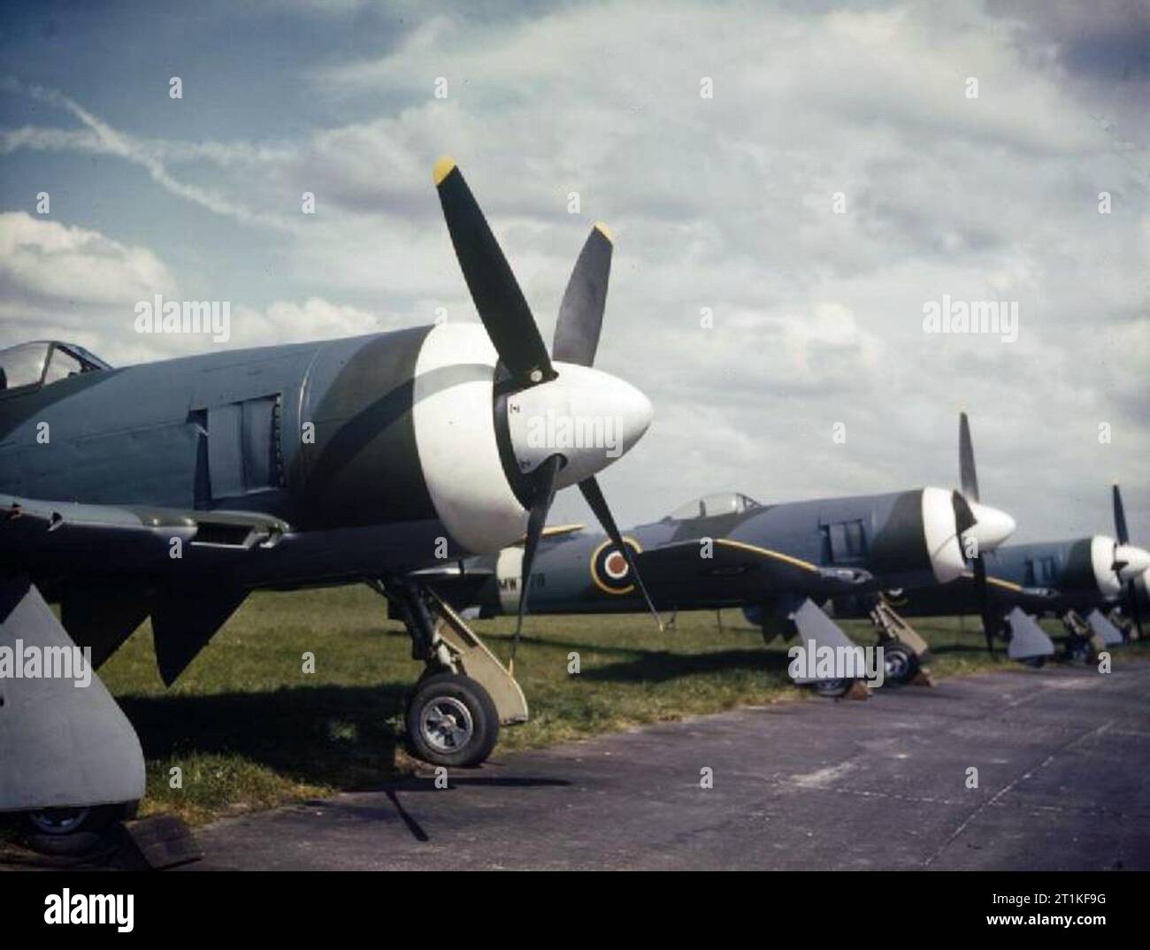 L'avion Hawker Tempest Mark II de la Royal Air Force s'aligne à côté de la piste à l'usine Hawker Aircraft Ltd à Langley, Berkshire (Royaume-Uni). Banque D'Images