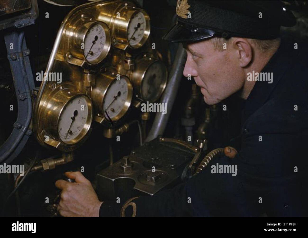 Le sous-marin à bord Tribune, 1942 L'officier mécanicien de l'HMS Tribune, Justifier, à partir Allen W Ingénieur le moteur tribord. Banque D'Images