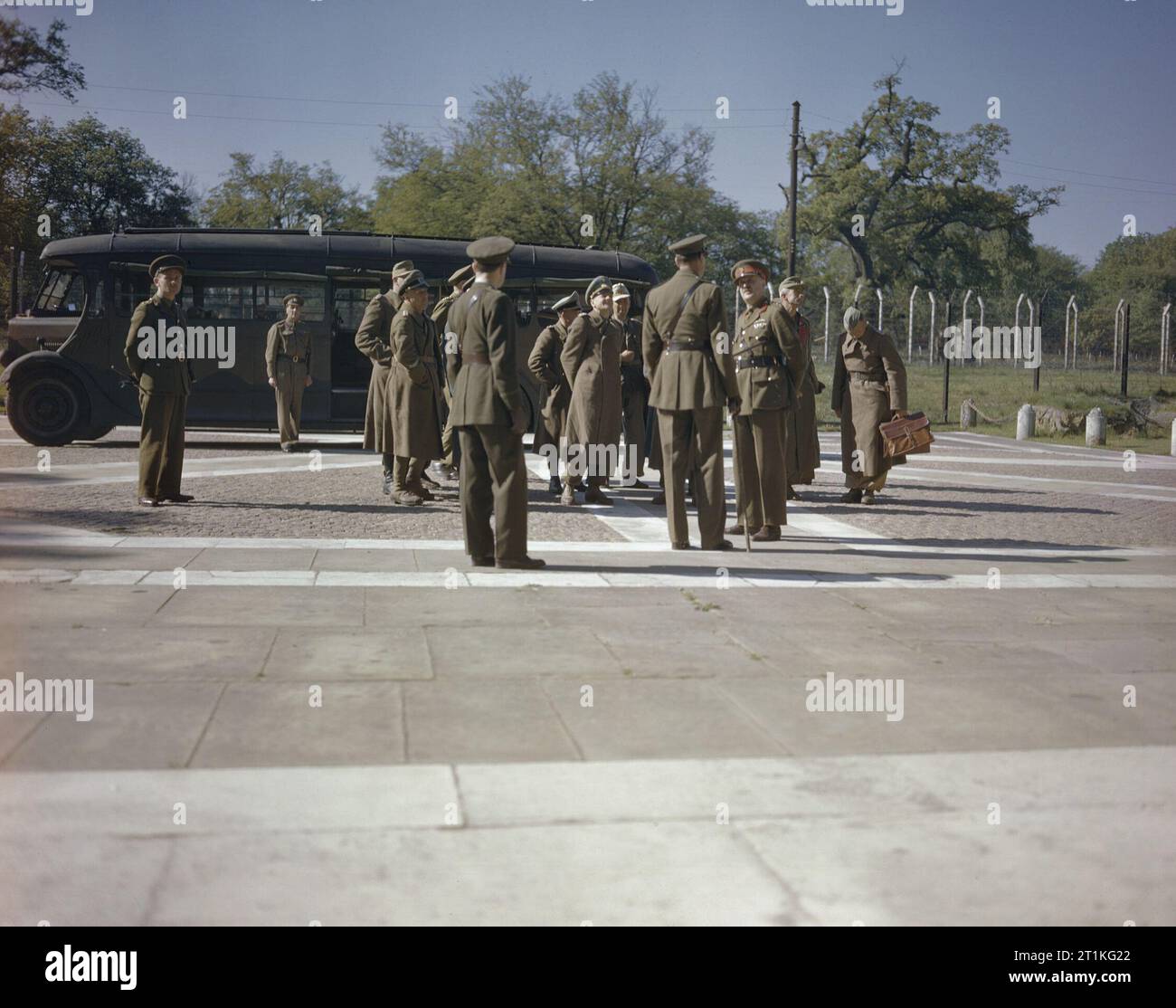 Les officiers supérieurs allemands capturés à partir de la campagne pour l'Afrique arrivent à un camp de prisonniers de guerre en Grande-Bretagne, 10 juin 1943 les officiers supérieurs allemands sont reçus par le commandant du camp Major Topham et des représentants de l'Office de guerre. Les officiers allemands comprennent : le général von Vaerst, Lieutenant général Bulowius Borowietz, Major général, le général Weuffer Karawse, Major général, le général de Bassenge, et le colonel von Quast. Banque D'Images