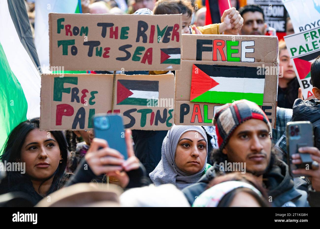 Glasgow, Écosse, Royaume-Uni. 14 octobre 2023. Les partisans de la Palestine assistent aujourd'hui à un rassemblement et à une manifestation à Glasgow sur les marches de la rue Buchanan. Ils protestaient contre les sévères représailles d’Israël contre Gaza à la suite de l’attaque du Hamas contre Israël la semaine dernière. Après le rassemblement, les manifestants ont défilé à travers le centre-ville jusqu'aux studios de la BBC à Pacific Quay où un rassemblement contre la BBC a eu lieu. Iain Masterton/Alamy Live News Banque D'Images