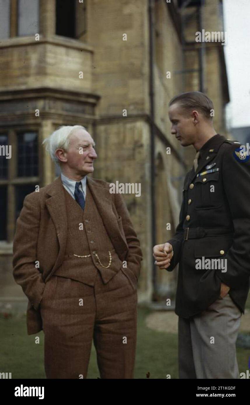 Le front intérieur en Grande-Bretagne 1939-1945 Lieutenant James F Gaylor du 8ème United States Army Air Force, parler au maître de l'University College, Oxford, Sir William Beveridge. Le Lieutenant Gaylor, un pilote de chasse du Texas, était à l'hôpital à Oxford après ses tympans ont été blessés dans une bagarre, il a été invité à l'un des tea parties régulière donnée par Sir William et Lady Beveridge pour les troupes américaines. Banque D'Images Le front intérieur en Grande-Bretagne 1939-1945 Lieutenant James F Gaylor du 8ème United States Army Air Force, parler au maître de l'University College, Oxford, Sir William Beveridge. Le Lieutenant Gaylor, un pilote de chasse du Texas, était à l'hôpital à Oxford après ses tympans ont été blessés dans une bagarre, il a été invité à l'un des tea parties régulière donnée par Sir William et Lady Beveridge pour les troupes américaines. Banque D'Images