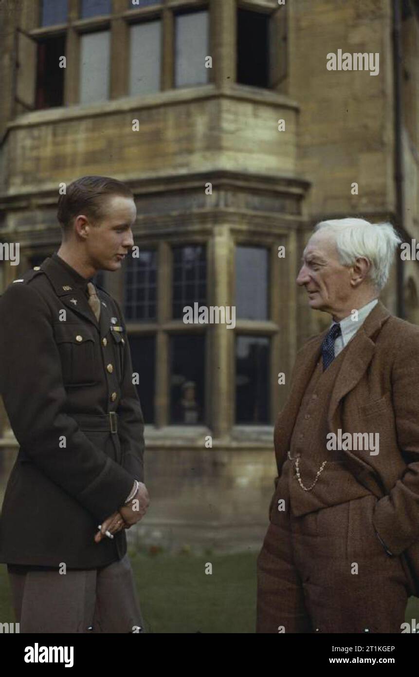 Le front intérieur en Grande-Bretagne 1939-1945 Lieutenant James F Gaylor du 8ème United States Army Air Force, parler au maître de l'University College, Oxford, Sir William Beveridge. Le Lieutenant Gaylor, un pilote de chasse du Texas, était à l'hôpital à Oxford après ses tympans ont été blessés dans une bagarre, il a été invité à l'un des tea parties régulière donnée par Sir William et Lady Beveridge pour les troupes américaines. Banque D'Images Le front intérieur en Grande-Bretagne 1939-1945 Lieutenant James F Gaylor du 8ème United States Army Air Force, parler au maître de l'University College, Oxford, Sir William Beveridge. Le Lieutenant Gaylor, un pilote de chasse du Texas, était à l'hôpital à Oxford après ses tympans ont été blessés dans une bagarre, il a été invité à l'un des tea parties régulière donnée par Sir William et Lady Beveridge pour les troupes américaines. Banque D'Images