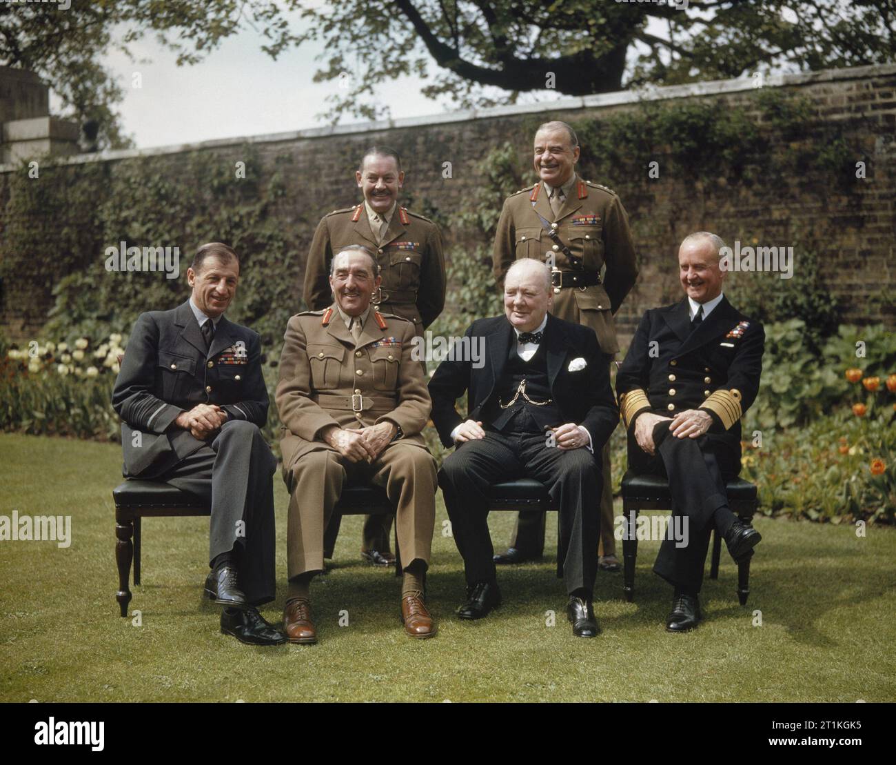 Le premier ministre, le Très Honorable Winston Churchill, avec ses chefs d'état-major dans le jardin d'au 10, Downing Street, Londres, 7 mai 1945, Assis, de gauche à droite : l'Air Chief Marshal Sir Charles Portal ; Field Marshal Sir Alan Brooke, Winston Churchill ; l'amiral Sir Andrew Cunningham. Debout, de gauche à droite : le secrétaire du Comité de chefs d'état-major, le général de L C Hollis ; et le Chef de Cabinet du ministre de la Défense, le général Sir Hastings Ismay. Banque D'Images