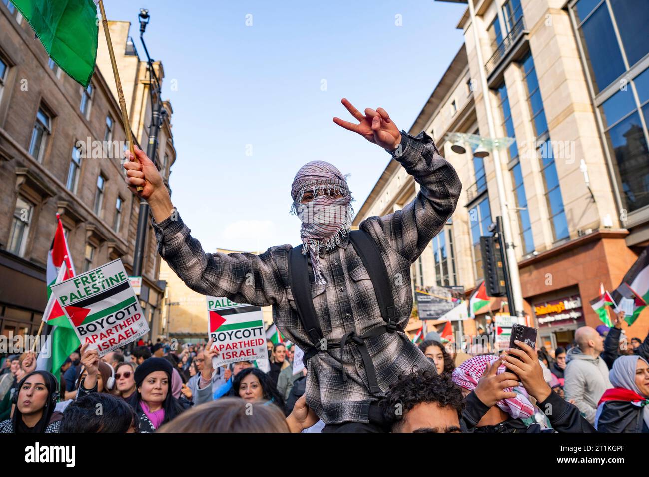 Glasgow, Écosse, Royaume-Uni. 14 octobre 2023. Les partisans de la Palestine assistent aujourd'hui à un rassemblement et à une manifestation à Glasgow sur les marches de la rue Buchanan. Ils protestaient contre les sévères représailles d’Israël contre Gaza à la suite de l’attaque du Hamas contre Israël la semaine dernière. Après le rassemblement, les manifestants ont défilé à travers le centre-ville jusqu'aux studios de la BBC à Pacific Quay où un rassemblement contre la BBC a eu lieu. Iain Masterton/Alamy Live News Banque D'Images