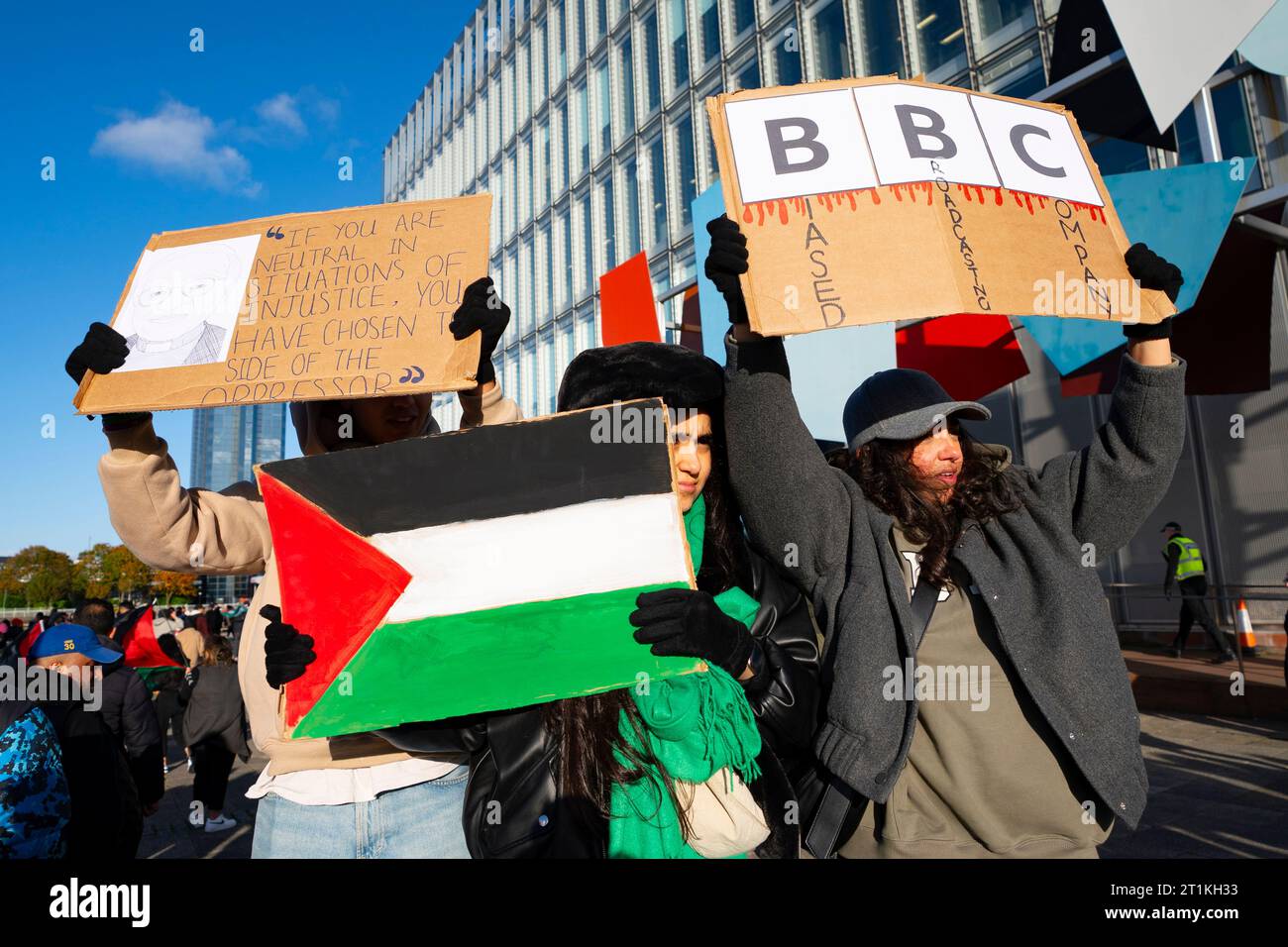 Glasgow, Écosse, Royaume-Uni. 14 octobre 2023. Les partisans de la Palestine assistent aujourd'hui à un rassemblement et à une manifestation à Glasgow sur les marches de la rue Buchanan. Ils protestaient contre les sévères représailles d’Israël contre Gaza à la suite de l’attaque du Hamas contre Israël la semaine dernière. Après le rassemblement, les manifestants ont défilé à travers le centre-ville jusqu'aux studios de la BBC à Pacific Quay où un rassemblement contre la BBC a eu lieu. Iain Masterton/Alamy Live News Banque D'Images