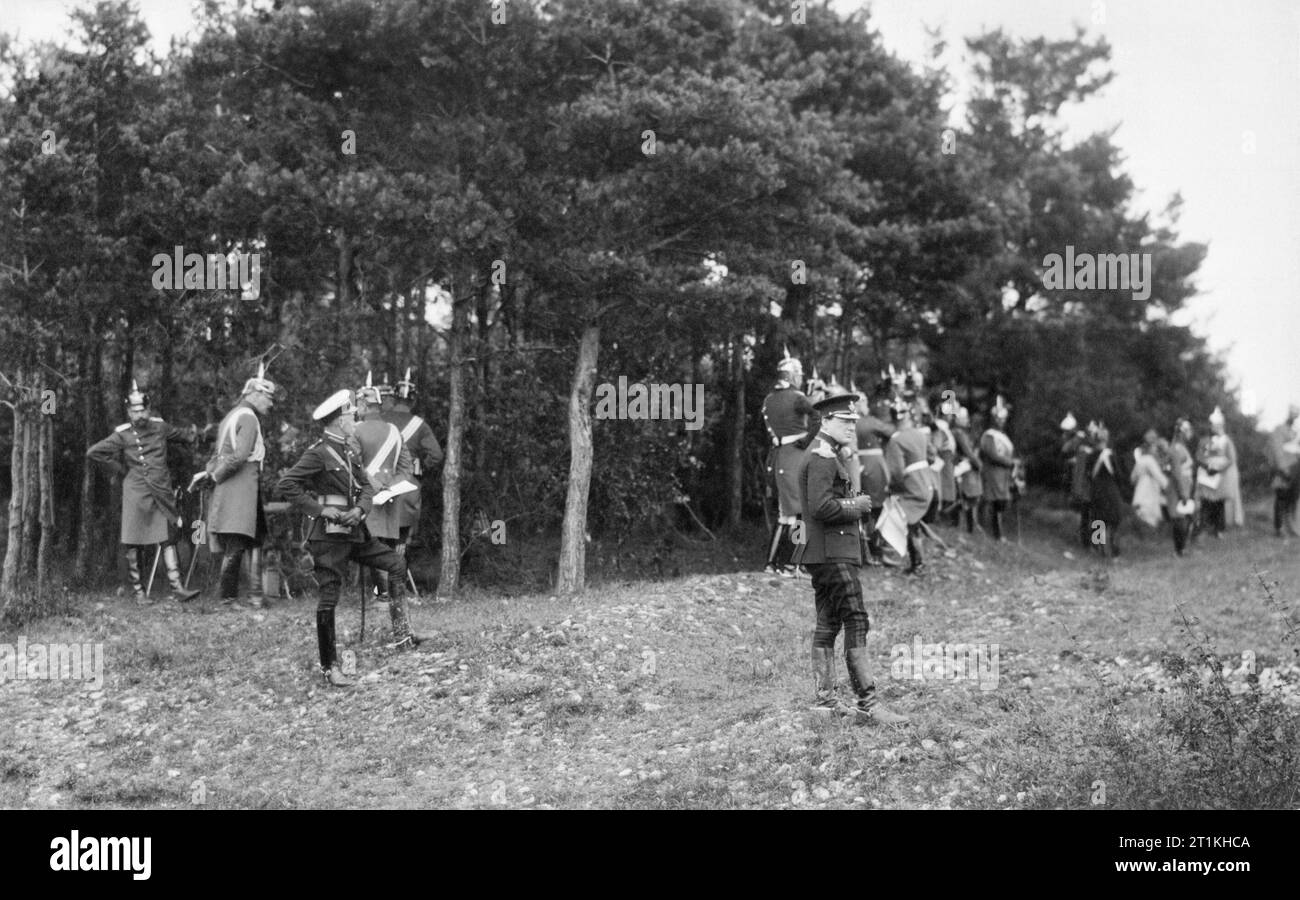 L'armée impériale allemande 1890 - 1913 Winston Churchill, jeune ministre à l'Office des colonies, observe les manoeuvres pour le compte du gouvernement britannique en 1906. Banque D'Images