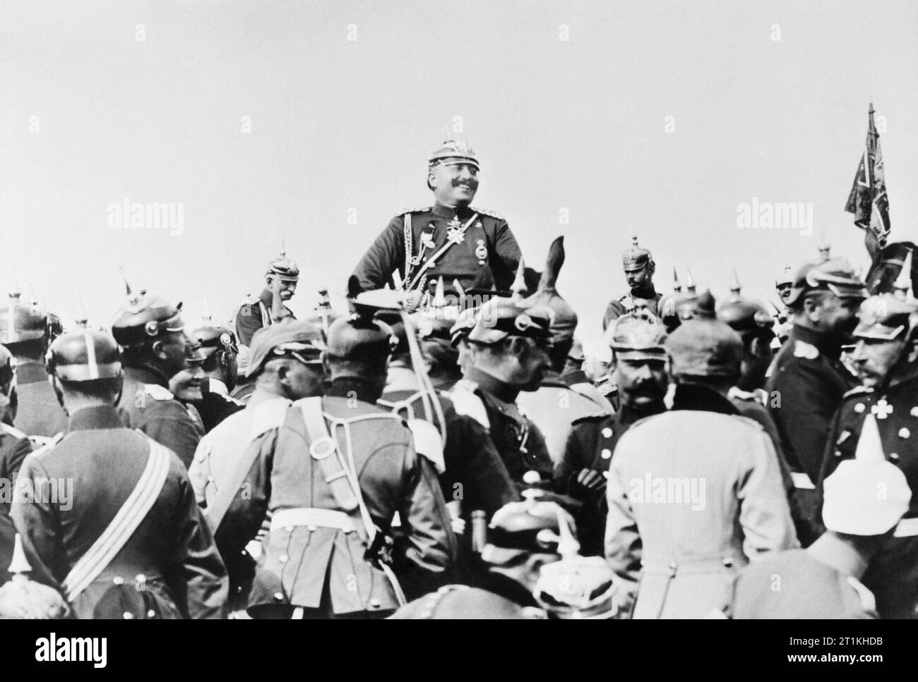 L'armée impériale allemande 1890 - 1913, le Kaiser, à cheval, photographié en souriant et entouré par ses hommes pendant les manoeuvres de 1905. Cette photographie est devenu par la suite un droit de propagande populaire, l'identification du Kaiser avec le simple soldat. Banque D'Images