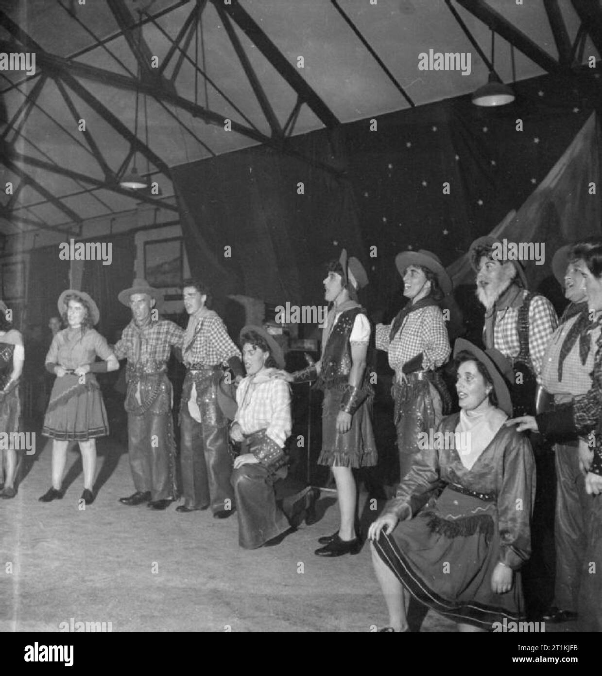 Cookhouse Cabaret- Entertainment à Uxbridge RAF Depot, Middlesex, Angleterre, RU, 1944 La grande finale de la minuit cabaret à la Royal Air Force, du dépôt d'Uxbridge. Les membres de la Women's Auxiliary Air Force (section de la restauration qui a organisé le cabaret, et préparé la nourriture) chanter "quand c'est le printemps dans les Rocheuses canadiennes, en face d'une série de montagnes rocheuses, complet avec lumières scintillantes étoiles en carton qui parsèment le ciel de nuit. Banque D'Images