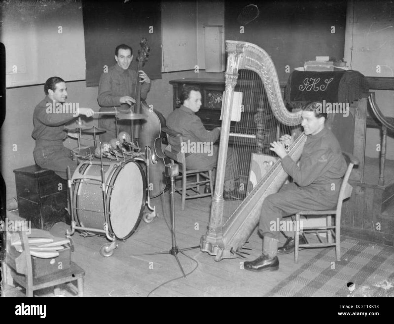 Les soldats néerlandais en Angleterre, 1941 certains des soldats néerlandais de cette unité sont des musiciens professionnels, et ont formé un orchestre de danse ensemble. La harpe est un instrument très inhabituelle pour un tel groupe, mais il est joué par un soldat qui est un concert de harpe en Hollande. Le groupe donne régulièrement des concerts et des danses à la salle des fêtes. Ici, nous voyons le groupe pratiquer à leur base, quelque part en Angleterre en 1941. Banque D'Images