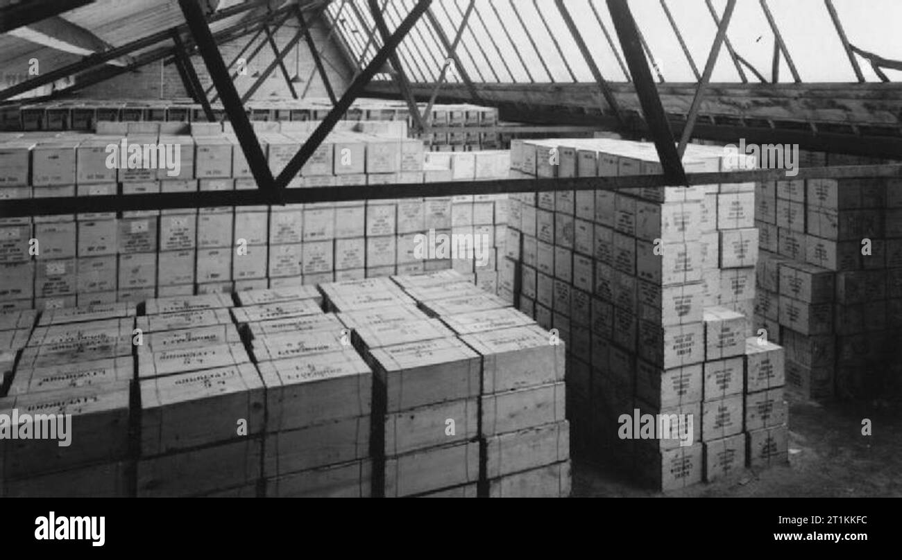 L'alimentation en temps de guerre, la Grande-Bretagne c 1940 Des piles de boîtes de 'brûler' du ragoût de boeuf canadien line un entrepôt, quelque part dans Londres. Banque D'Images