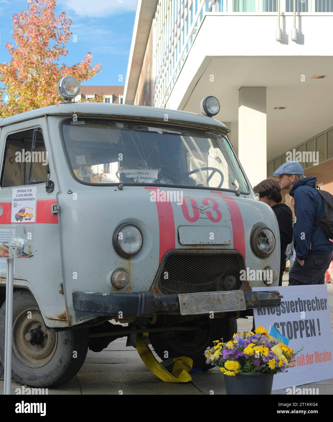 Dresde, Allemagne. 14 octobre 2023. Une ambulance ukrainienne de la région de Kharkiv en Ukraine, sur laquelle des témoins oculaires ont tiré au combat par l'armée russe en mars 2022, est actuellement exposée comme mémorial des crimes de guerre dans le centre-ville de Dresde. Crédit : Matthias Rietschel/dpa-Zentralbild/dpa/Alamy Live News Banque D'Images