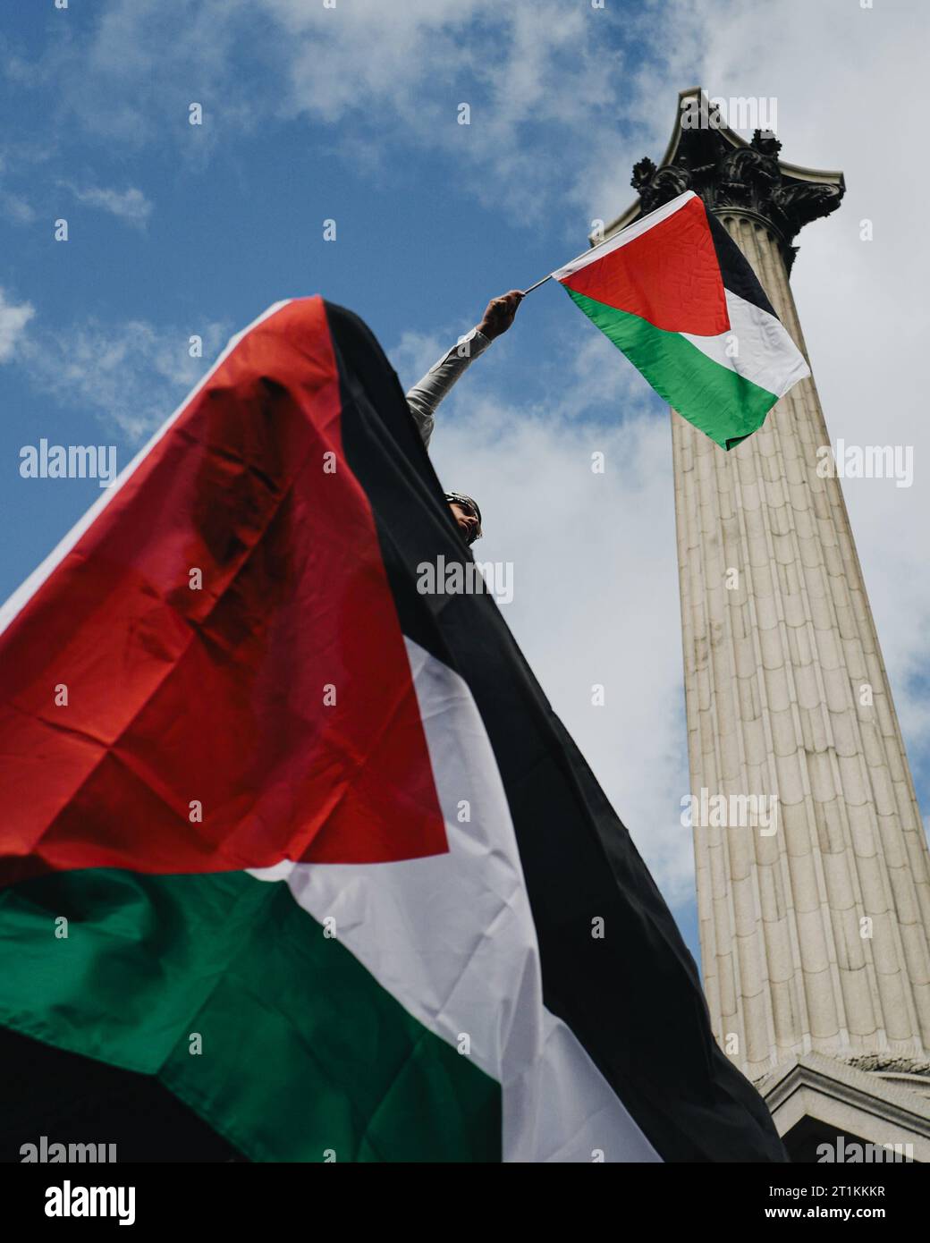 Partisans pro-Palestine lors d'une manifestation de solidarité de Portland place à Whitehall à Londres le 14 octobre 2023. copyright Carol Moir/Alamy Banque D'Images