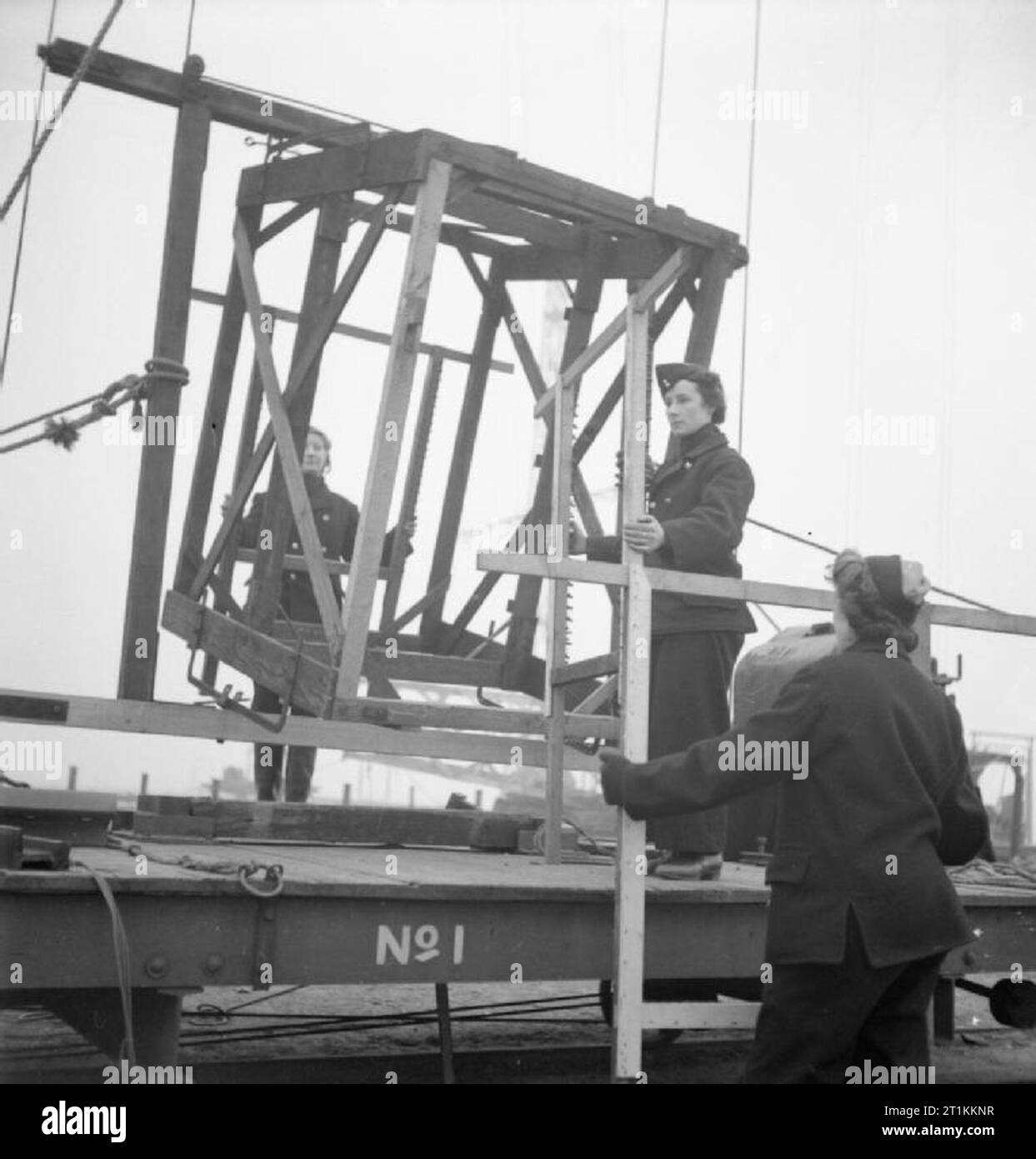 Les artilleurs fille- les travaux de l'Auxiliary Territorial Service à une station expérimentale, Shoeburyness, Essex, Angleterre, 1943 femmes ATS démanteler les écrans de la vitesse à Shoeburyness, suite à un tir d'essai par l'Artillerie royale. Les obus sont tirés à travers les écrans, qui avait été pourvu d'une grille de fils de cuivre. Quand le shell est tiré par le fil, le circuit est interrompu, la production de résultats dans le prix, par laquelle la vitesse de l'enveloppe peut être vérifié. Les obus ont été tirés sur la mer à marée haute. Banque D'Images