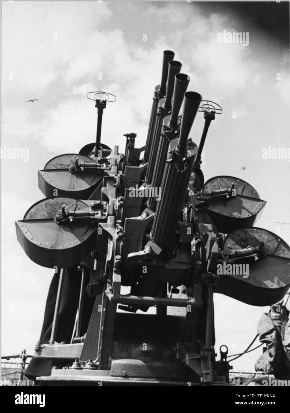Une visite d'un navire, l'Angleterre, 1940 Une vue de dessous de un point cinq plusieurs machine gun à bord d'un navire anti-aérienne, quelque part en Angleterre, 1940. L'équipage est fermé. Banque D'Images