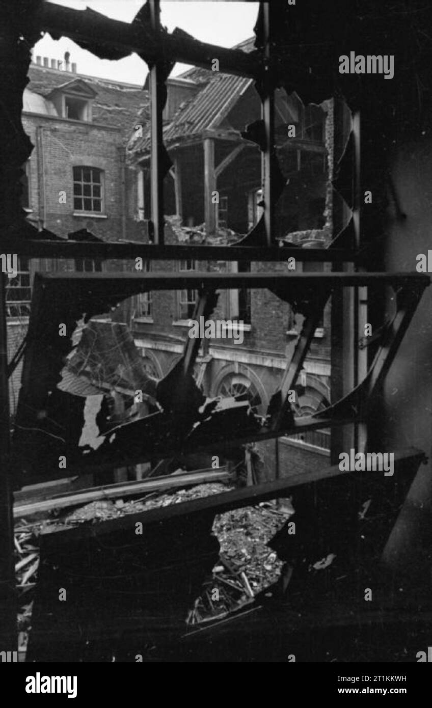 Guy's Hospital- La vie dans un hôpital de Londres, Angleterre, 1941 vue de l'intérieur de Guy's Hospital à l'intermédiaire du verre brisé-moins windows dans la cour de l'hôpital. Cette photographie illustre l'importance des dommages causés par les bombes reçues par Guy's. De nombreuses parties de l'hôpital étaient inutilisables, mais le travail quotidien des médecins et infirmières ont continué. Banque D'Images