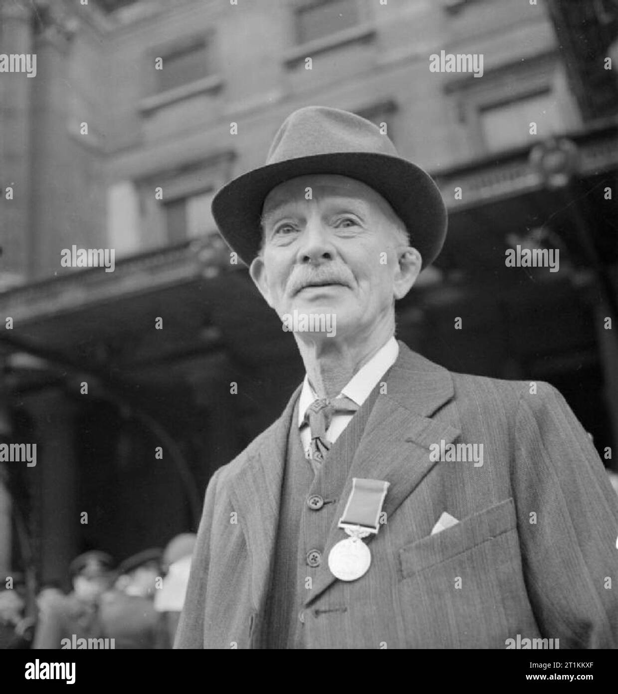 Harry Hargreaves va au palais de Buckingham- du Yorkshire à Londres pour recueillir sa médaille de l'Empire britannique, 1943 Un superbe portrait de la tête et des épaules de Harry Hargreaves, BEM, portant sa médaille de l'Empire britannique à l'extérieur de Buckingham Palace. Banque D'Images