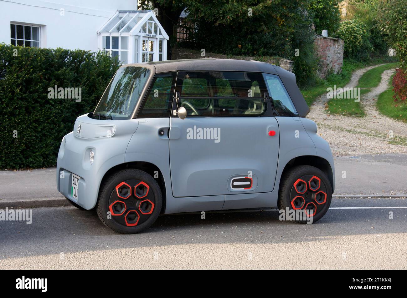 Le Citroën ami, ce petit véhicule électrique français (EV), ressemble à une petite voiture mais est légalement classé comme quadricycle. Idéal comme runabout urbain. Banque D'Images